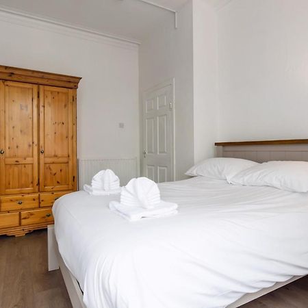 Handpost Lodge Newport  Ngoại thất bức ảnh