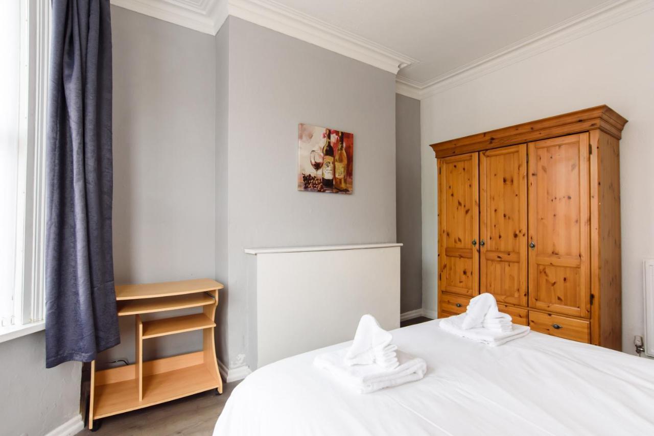 Handpost Lodge Newport  Ngoại thất bức ảnh