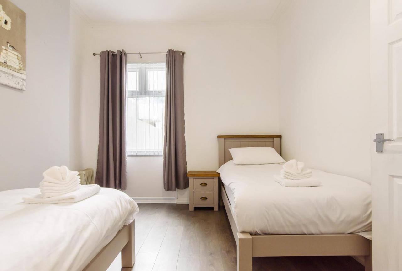 Handpost Lodge Newport  Ngoại thất bức ảnh