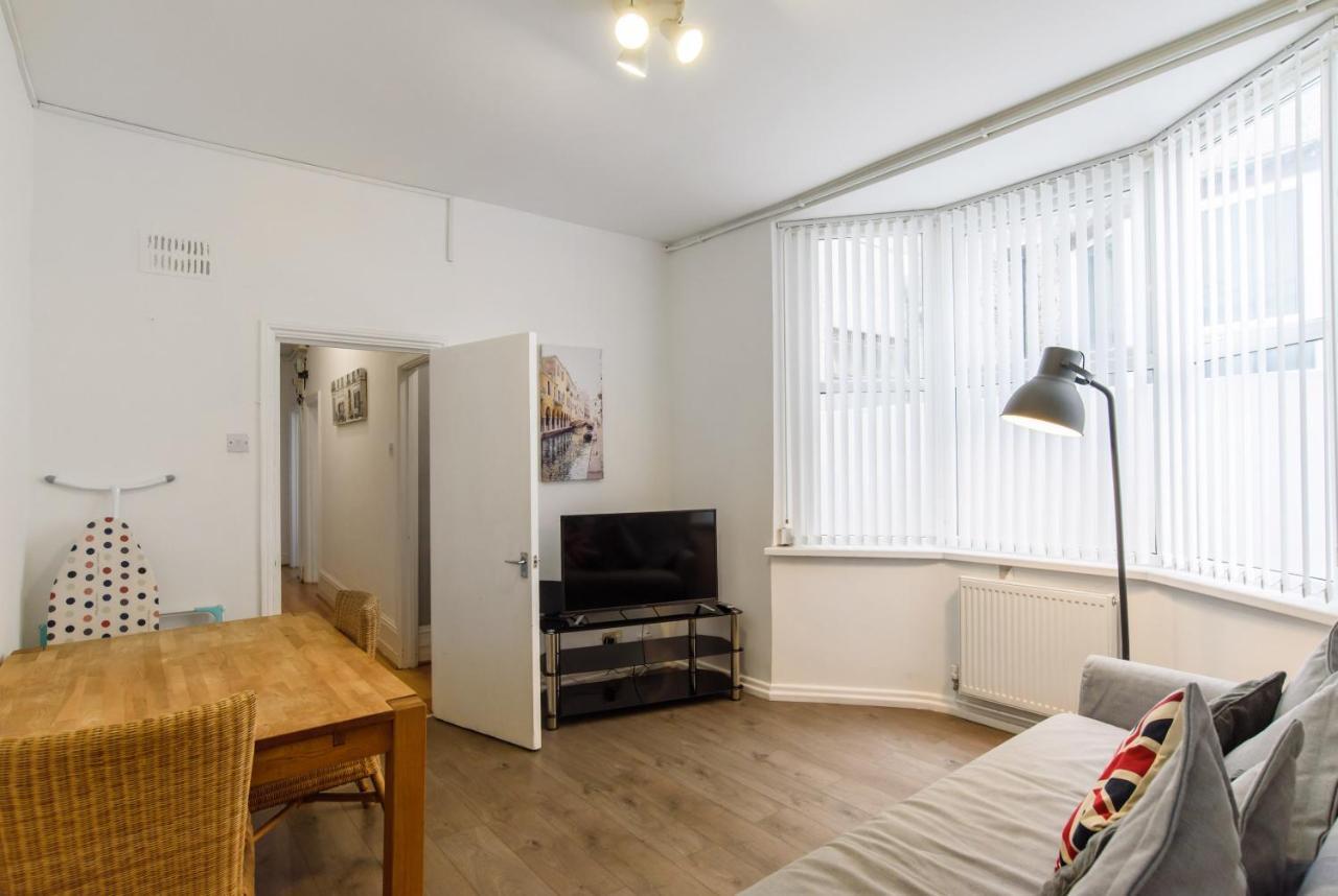 Handpost Lodge Newport  Ngoại thất bức ảnh