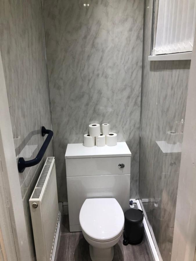 Handpost Lodge Newport  Ngoại thất bức ảnh