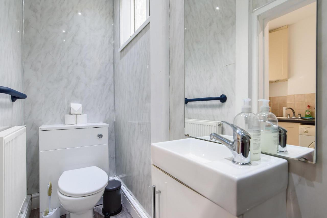 Handpost Lodge Newport  Ngoại thất bức ảnh