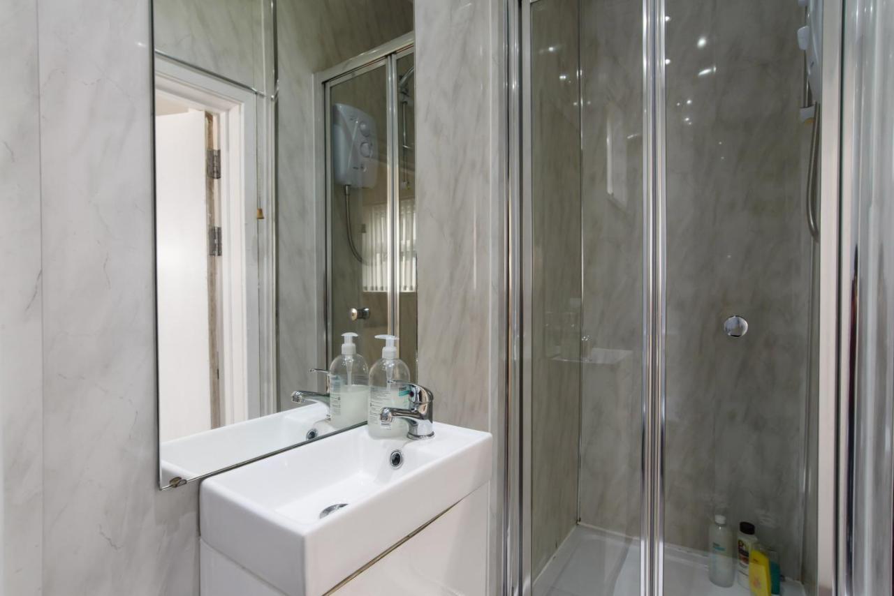 Handpost Lodge Newport  Ngoại thất bức ảnh
